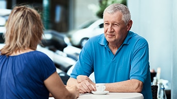 Man in gesprek met vrouw