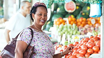 femme achetant des légumes